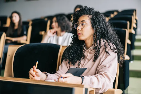 Quelle: visualspace , iStock Getty Schülerinnen und Schüler, die in einem Hörsaal einer Universität sitzen.