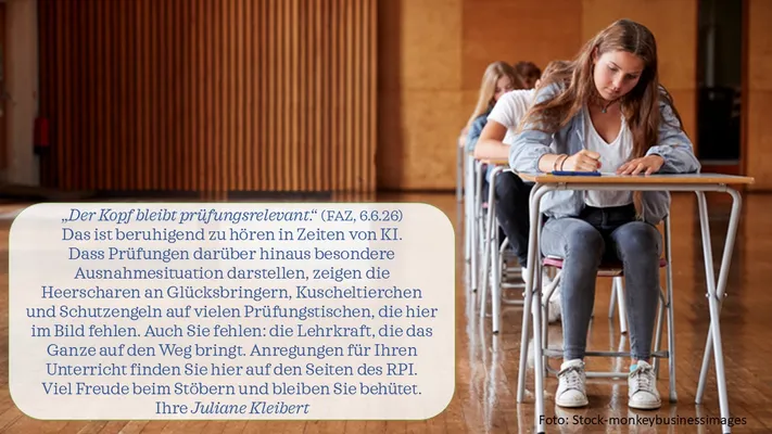 Ein Kind mit langen braunen Haaren sitzt an einem Schultisch und schreibt. Daneben ein Textfeld.