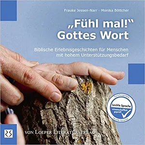 Hände auf einem Baumstamm