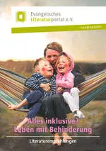 Frau sitzt mit zwei lachenden Kindern in der Hängematte