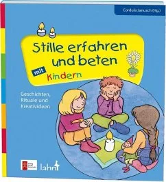 drei Kinder sitzen um eine Kerze in der Mitte