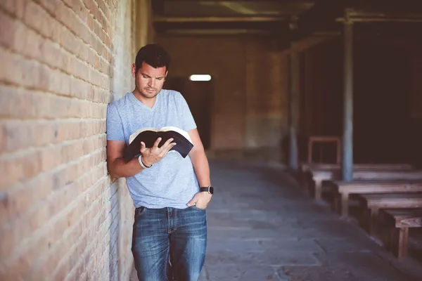Quelle: stocksnap_Pixabay Person lesend an der Wand lehnend