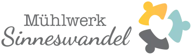 Logo Mühlwerk Sinneswandel mit drei bunten Gestalten, die ein Herz formen