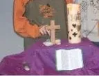 Quelle: Anita Müller-Friese zwei Kinder mit Kreuz und Kerze vor einer Tafel