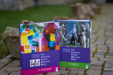 zwei bunte Titelbilder der Kindermitmachbibeln