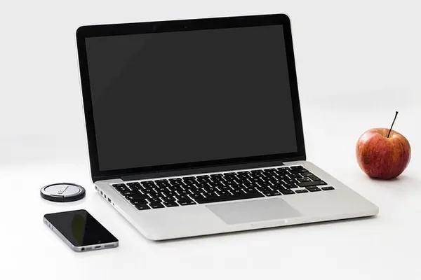 Quelle: https://pixabay.com/de/photos/apfel-smartphone-schreibtisch-1282241/ laptop, smartphone, apfel