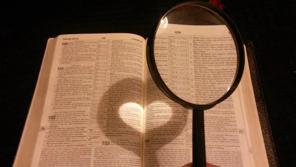 Quelle: Pixabay_James_Nichols Bibel mit Lupe und Herz im Brennglas