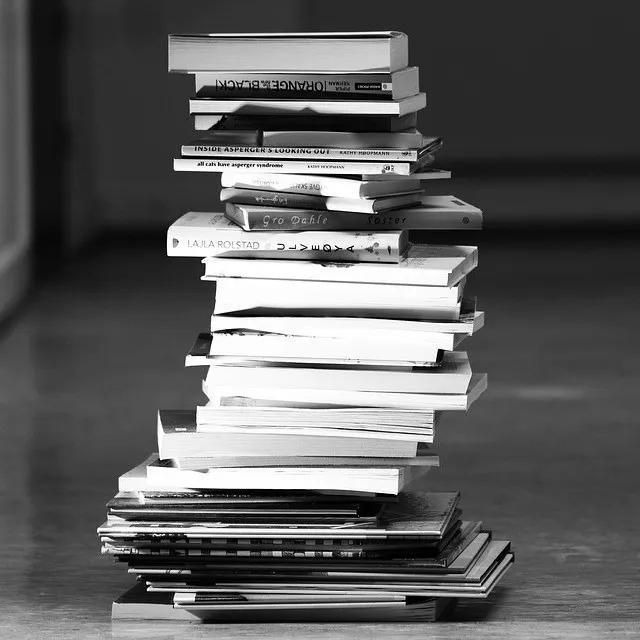 Bücherstapel schwarz weiß