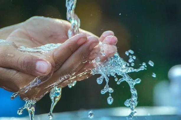 Wasser fließt in eine offene Hand