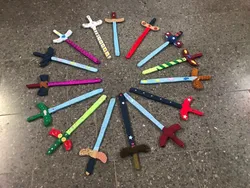 bunte gebastelte Schwerter liegen im Kreis
