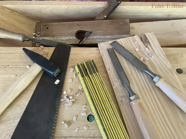 Hammer Säge Maßstab