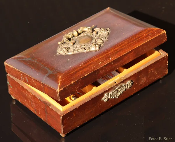 halbgeöffnete Schatzkiste aus Holz