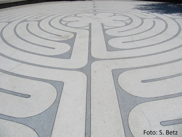 Quelle: Susanne Betz, RPI weißes kreisförmiges Labyrinth auf grauem Untergrund